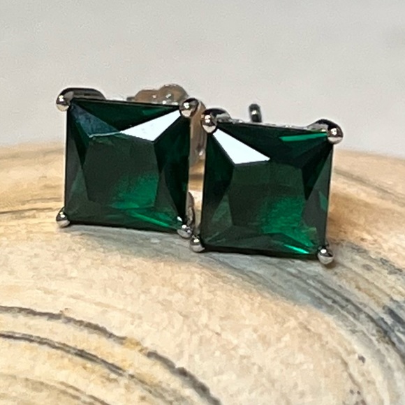 Earring. 925 Sterling Silver Emerald - Picture 1 of 4